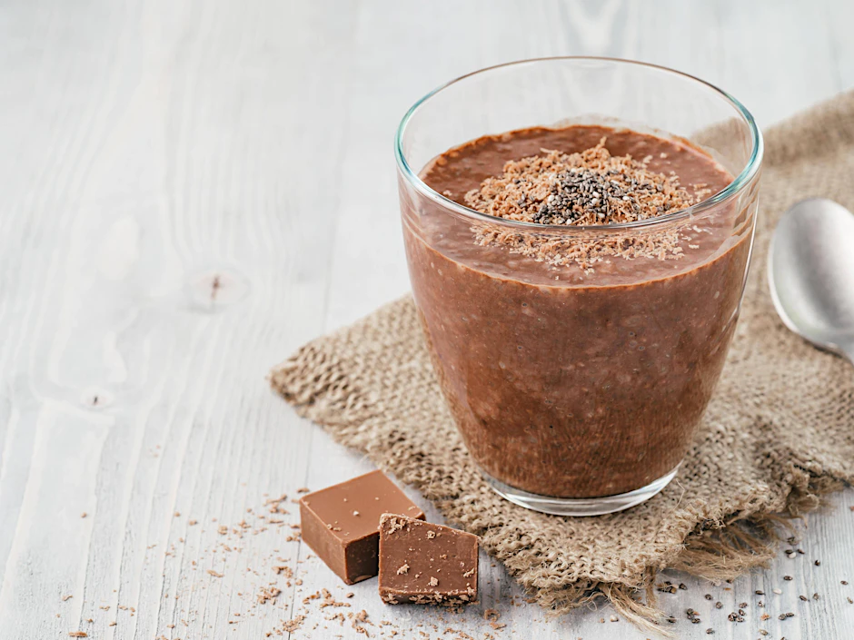 Zu einem leckeren Mousse au Chocolat schmecken frische Früchte besonders gut.