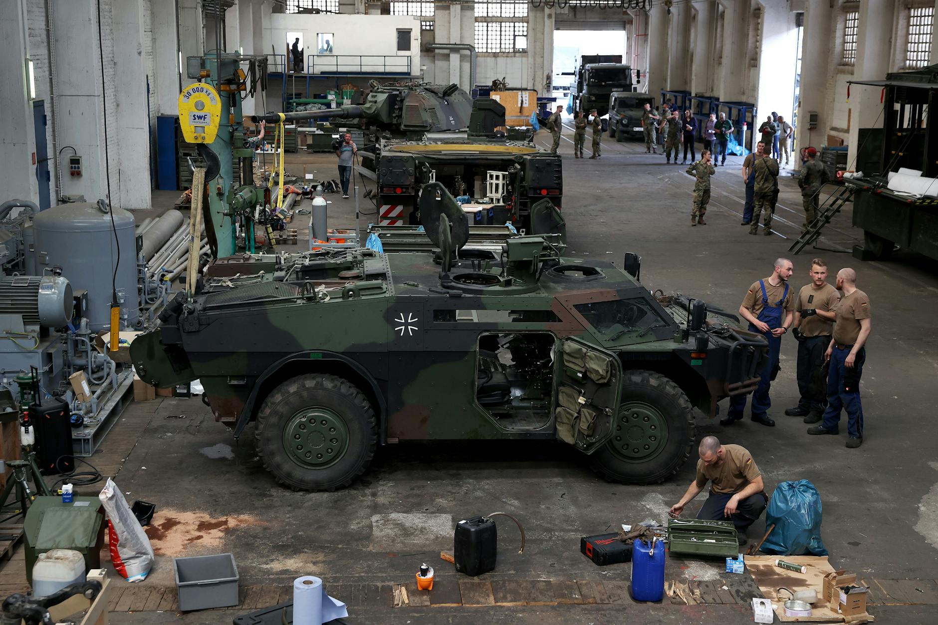 Wartung eines Spähpanzers: Fahrzeuge, U-Boote und Fluggerät der Bundeswehr sind nicht einsatzbereit.