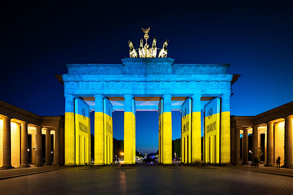 Zeichen der Solidarität in Berlin: Das Brandenburger Tor leuchtet in den Farben der Ukraine.