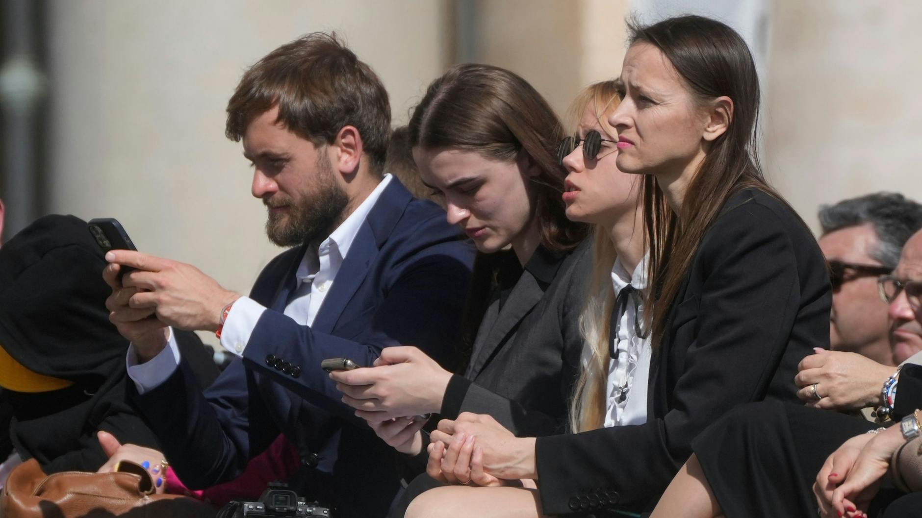 Kateryna Prokopenko (Mitte) und Julija Fedosiuk (2.v.l) aus der Ukraine nehmen an der wöchentlichen Generalaudienz von Papst Franziskus auf dem Petersplatz im Vatikan teil.