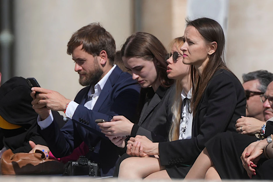 Kateryna Prokopenko (Mitte) und Julija Fedosiuk (2.v.l) aus der Ukraine nehmen an der wöchentlichen Generalaudienz von Papst Franziskus auf dem Petersplatz im Vatikan teil.
