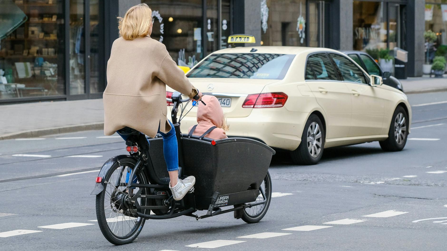 Achtung: Kind mit Doppelnamen an Bord. Was als Alternative zum Auto gedacht war, hat sich schnell zur Zumutung auf Straßen und Bürgersteigen entpuppt – das Lastenrad.