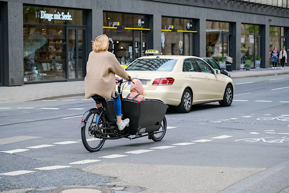 Achtung: Kind mit Doppelnamen an Bord. Was als Alternative zum Auto gedacht war, hat sich schnell zur Zumutung auf Straßen und Bürgersteigen entpuppt – das Lastenrad.