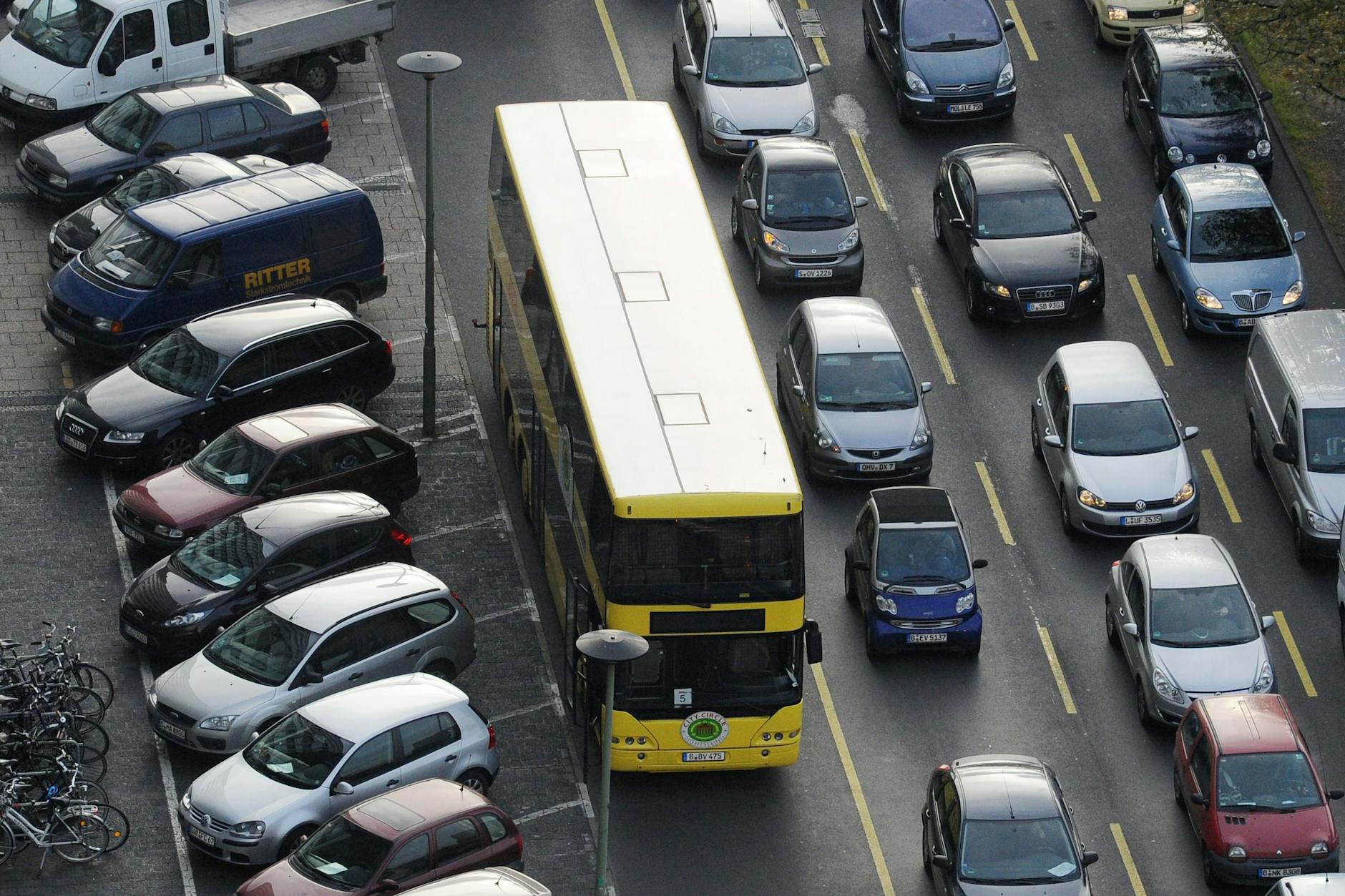 Autos und Busse stauen sich am Alexanderplatz, Ecke Karl-Liebknecht-Straße.