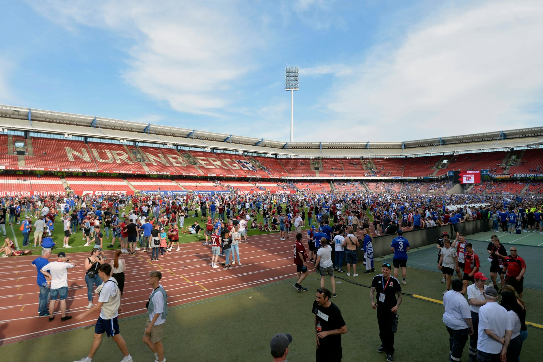 Fans von Schalke und Nürnberg stürmten am letzten Spieltag den Platz, nachdem Schalke Meister in der zweiten Liga wurde.