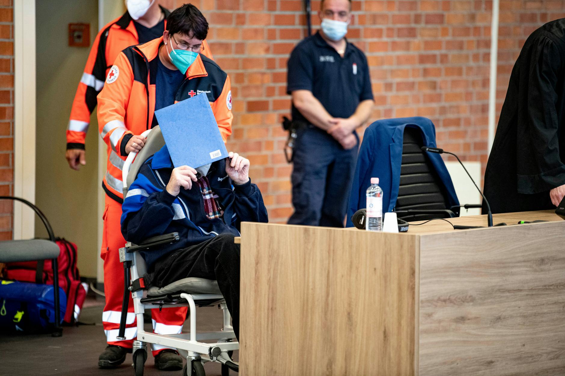 Brandenburg/Havel: Der angeklagte KZ-Wachmann (101) kommt zur Fortsetzung des Prozesses in den Saal des Landgerichts Neuruppin.