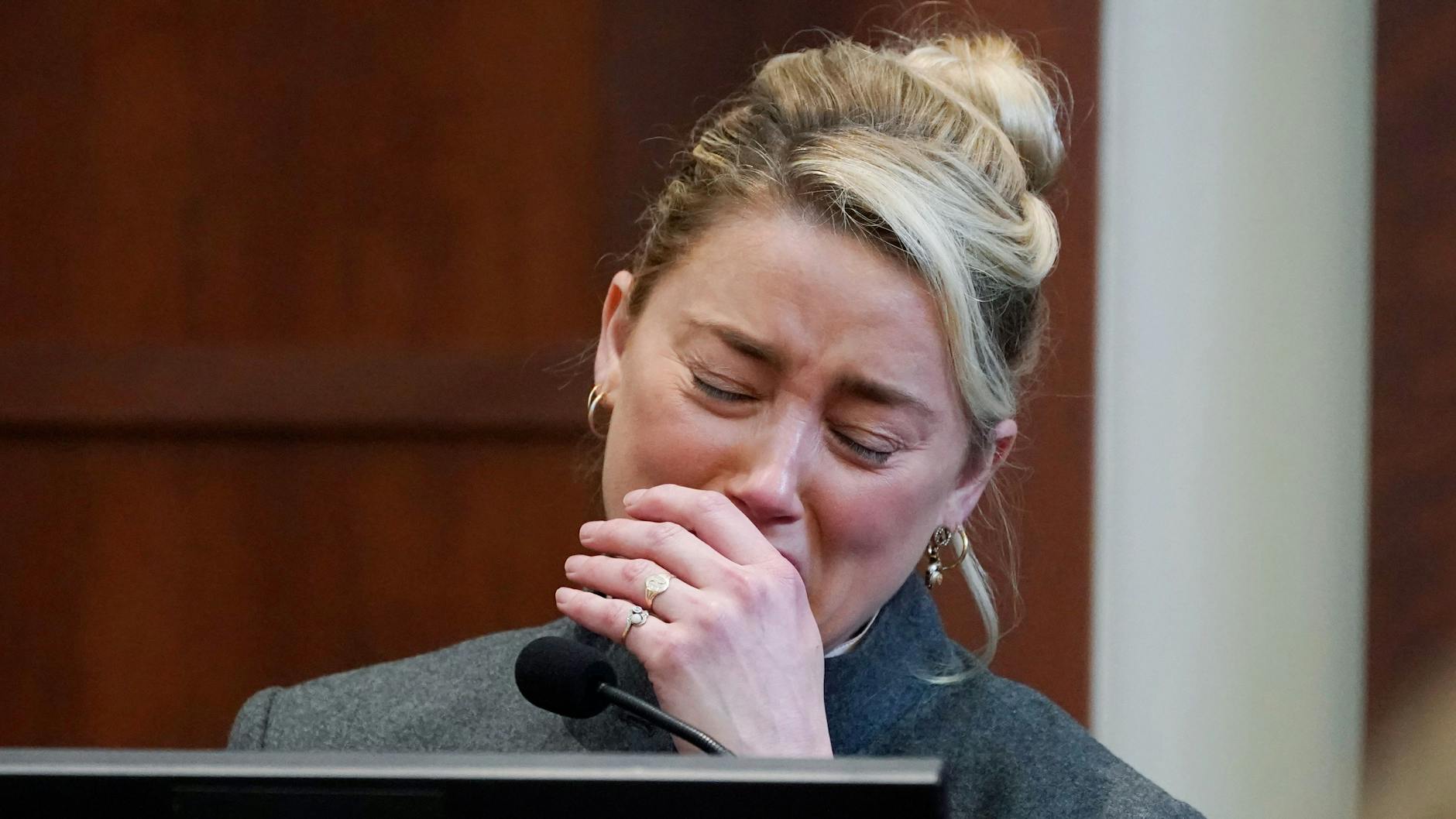 Schauspielerin Amber Heard bricht im Zeugenstand in Tränen aus.