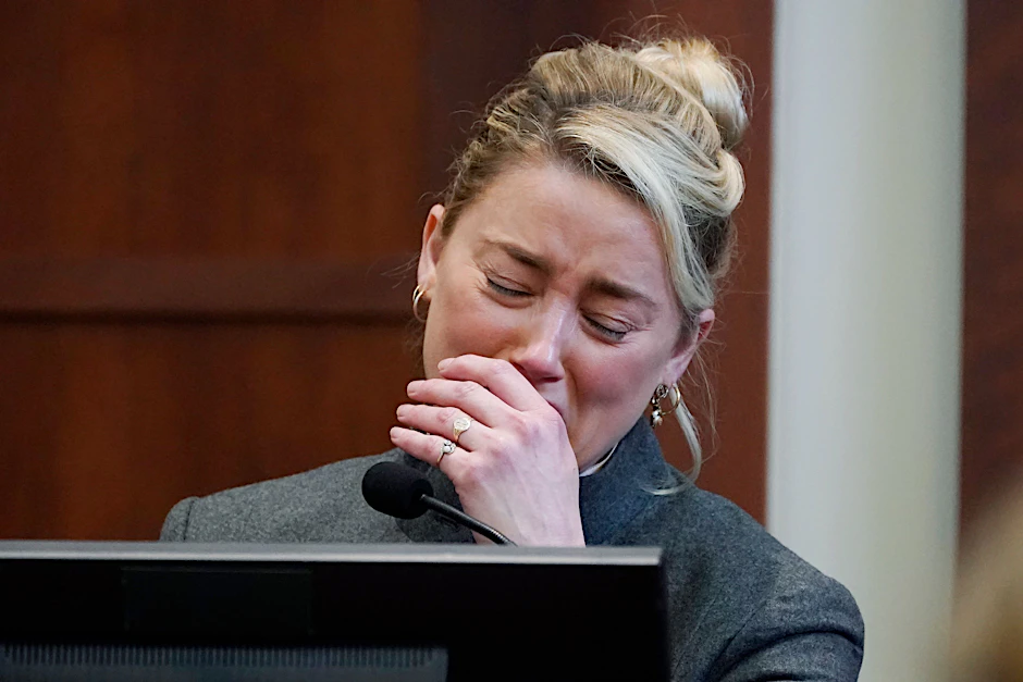 Schauspielerin Amber Heard bricht im Zeugenstand in Tränen aus.