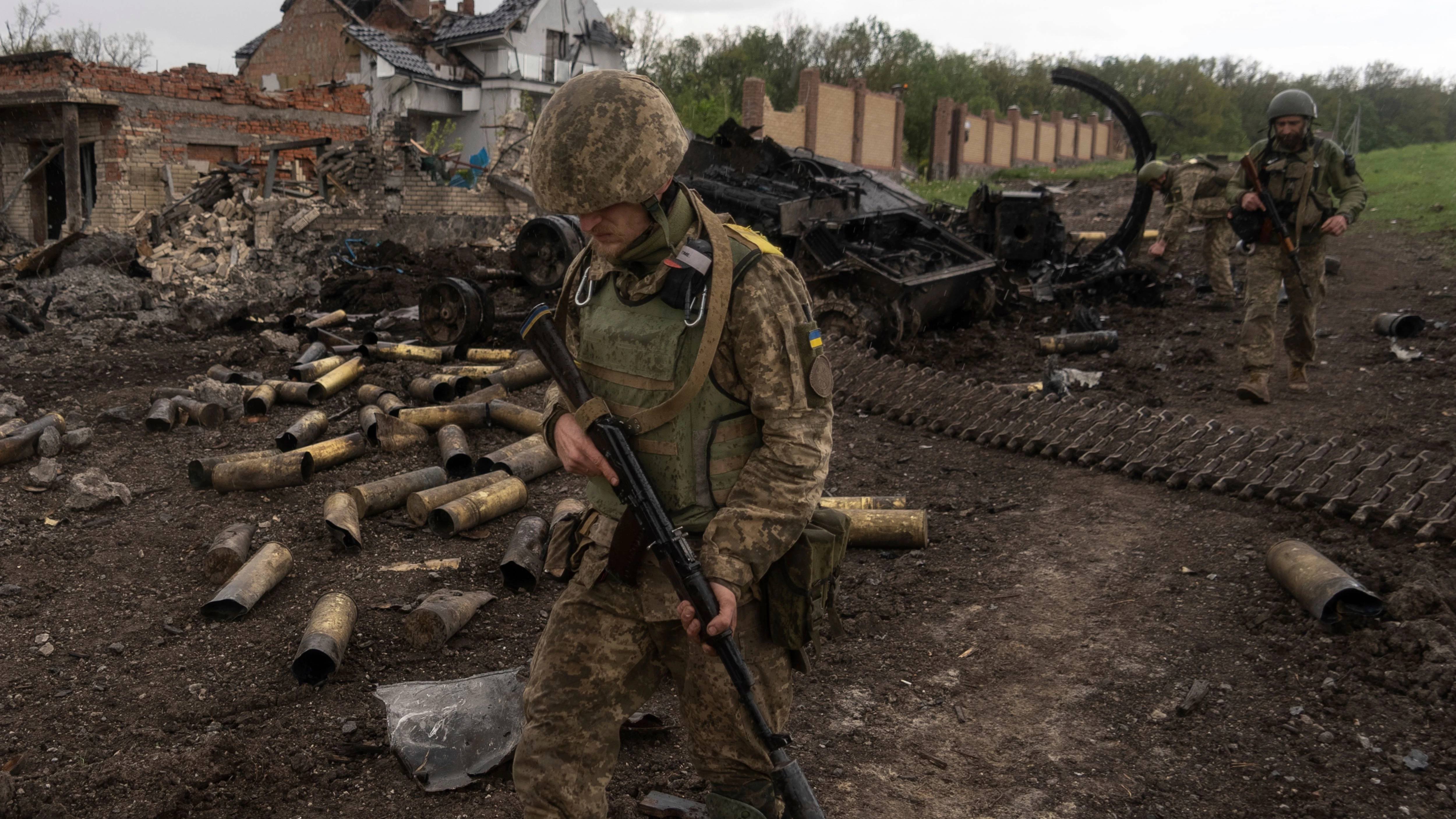 Ukrainische Soldaten patrouillieren in einem kürzlich zurückeroberten Dorf nördlich von Charkiw in der Ostukraine. 