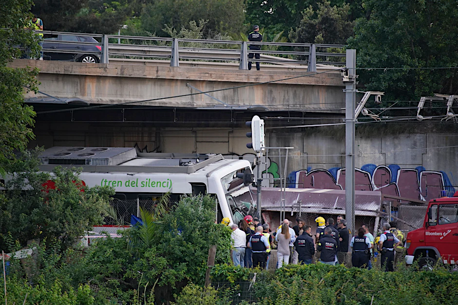Nach dem Crash mit dem Güterzug blieb von dem Passagierzug nicht viel übrig.