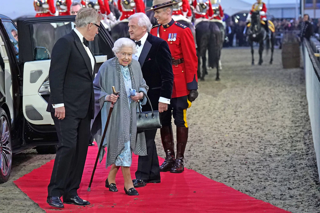 Queen Elizabeth II. lächelt und Großbritannien atmet auf