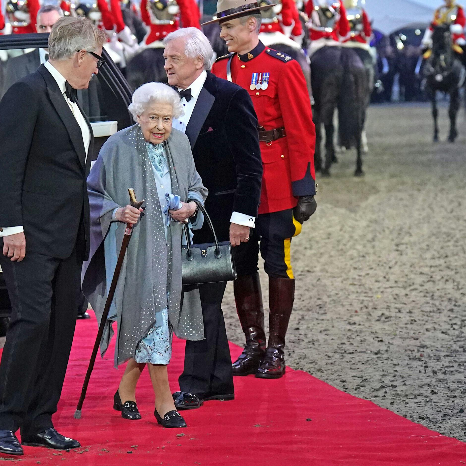 Queen Elizabeth II. lächelt und Großbritannien atmet auf