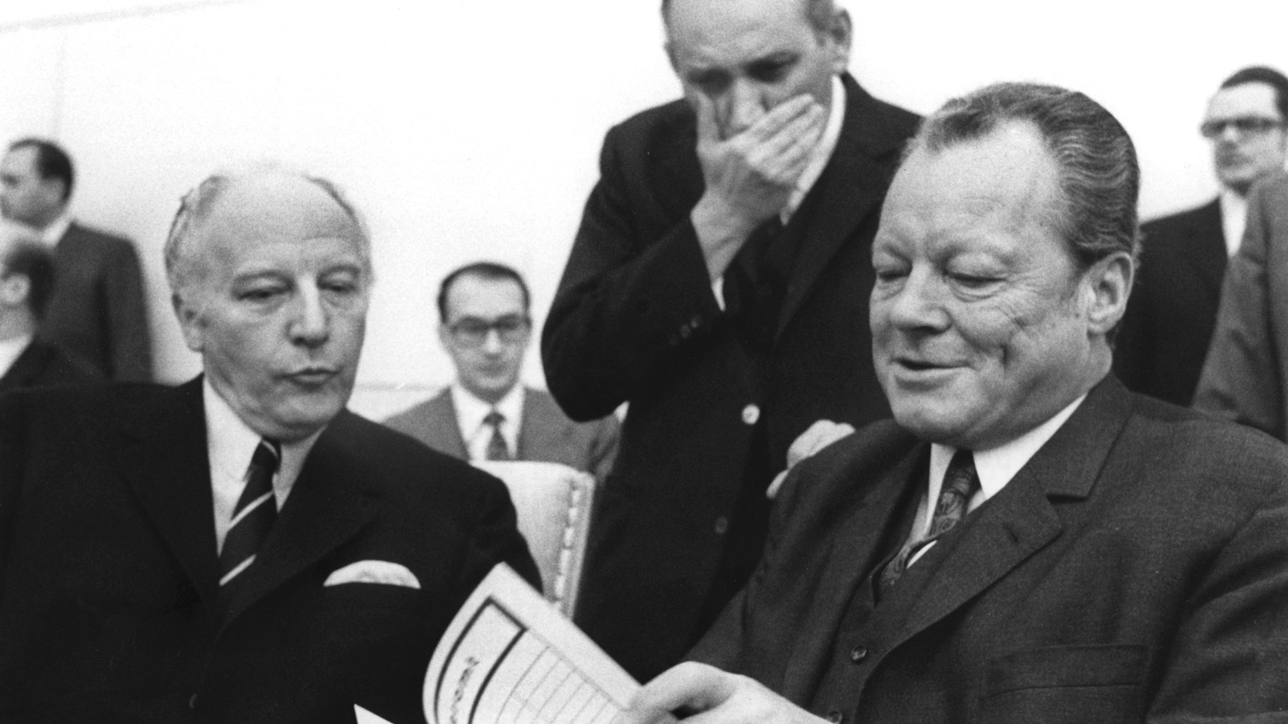 Ostpolitik 1972: Bundeskanzler Willy Brandt (r.), Bundesaußenminister und Vizekanzler Walter Scheel (l.) und der damalige Staatssekretär Egon Bahr (M.) studieren Akten.