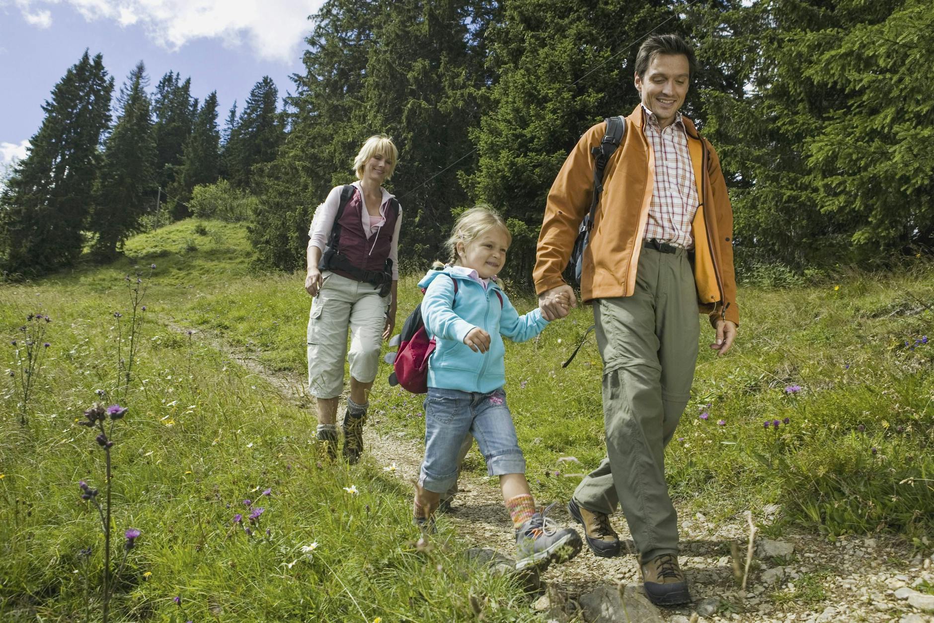 Sieht selbst beim Wandern scheiße aus: Die Hose mit abnehmbarem Bein, hier in der Komplett-Version getragen.