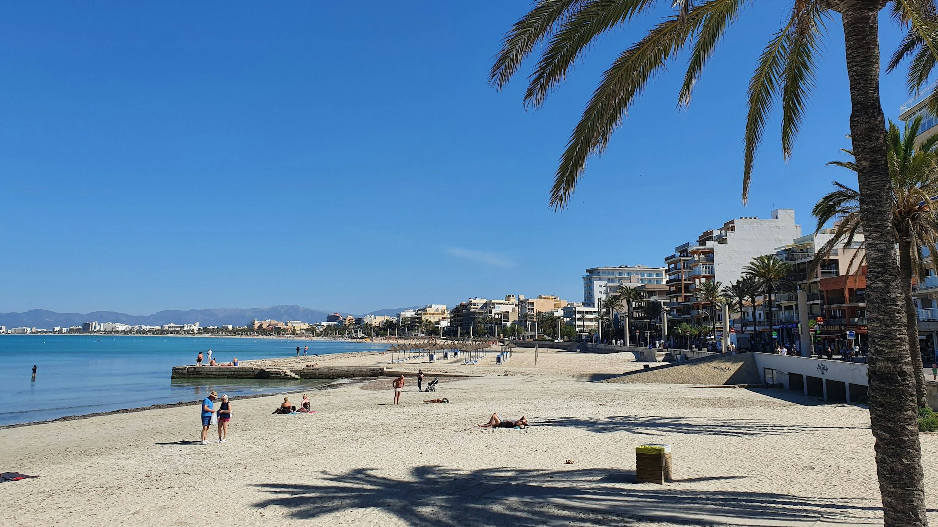 An der Playa de Palma auf Mallorca kann man noch mit lässigen Klamotten flanieren. (Symbolbild)