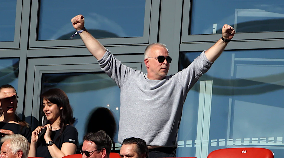 Dirk Zingler, Präsident des 1. FC Union,&nbsp; jubelt beim Abpfiff des 3:2 gegen den VfL Bochum auf der Tribüne der Alten Försterei.