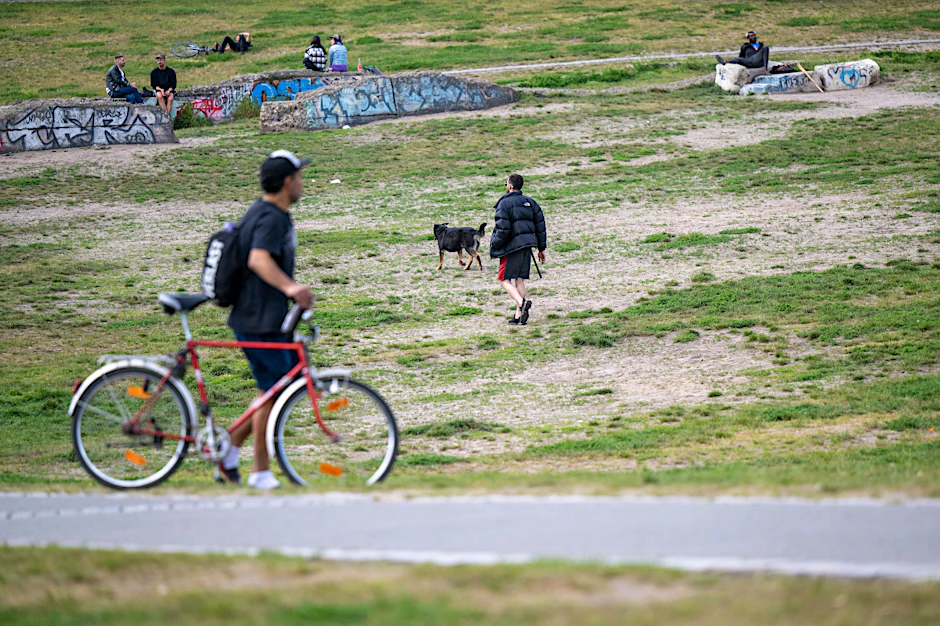 Berlin: Die Rasenflächen leiden in den vollen Innenstadtparks Jahr für Jahr immer mehr unter den Menschenmassen. Der Görlitzer Park gehört dazu.