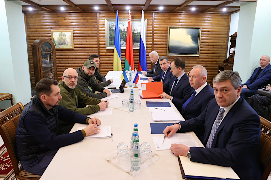 Anfang März wurde noch verhandelt. Russlands Vize-Außenminister Rudenko (vorne rechts) hat nun das Ende der Gespräche verkündet.