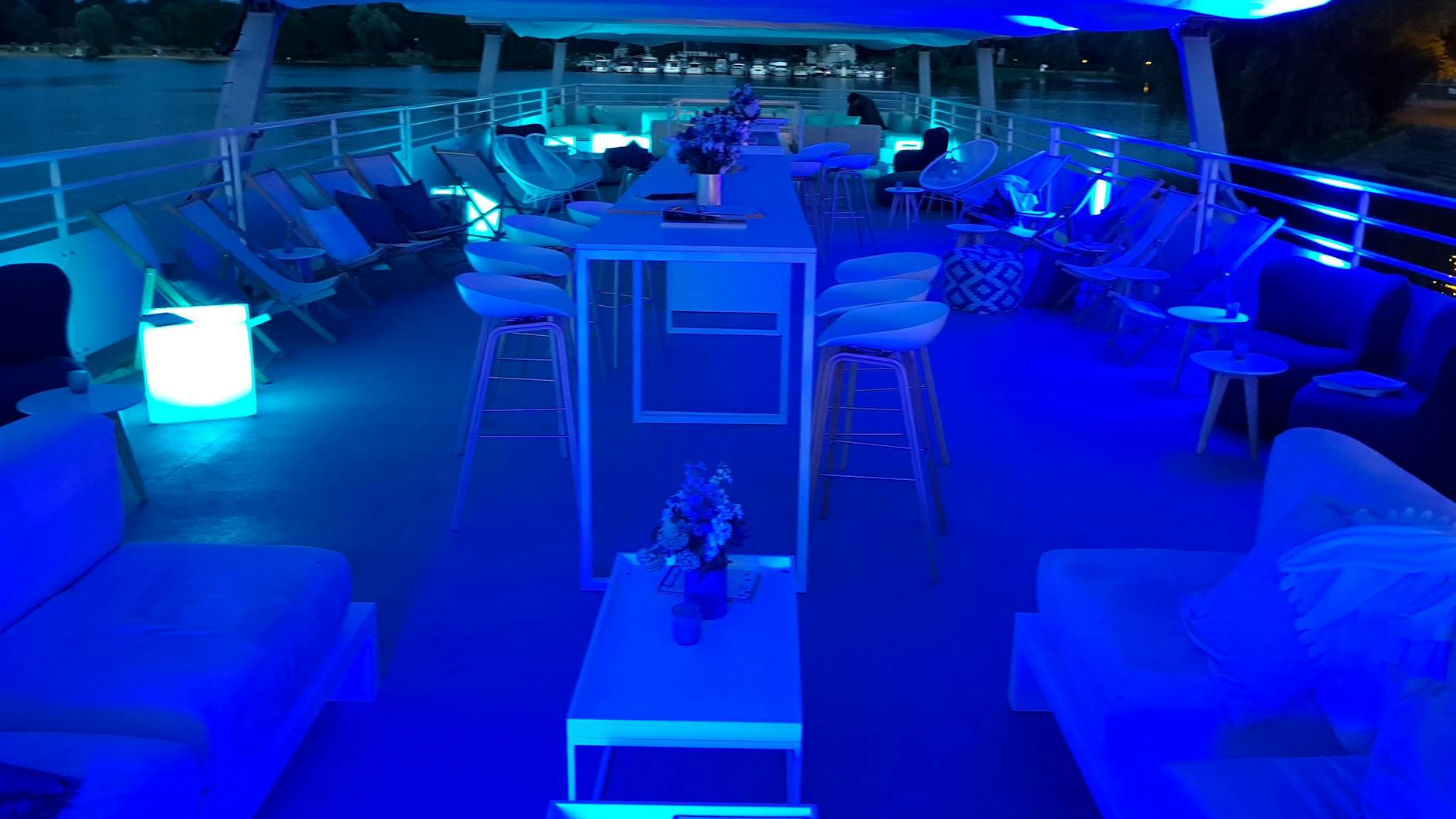 Die Dachterasse kann am Abend wunderbar zu einer romantischen Lounge umgestaltet werden ...