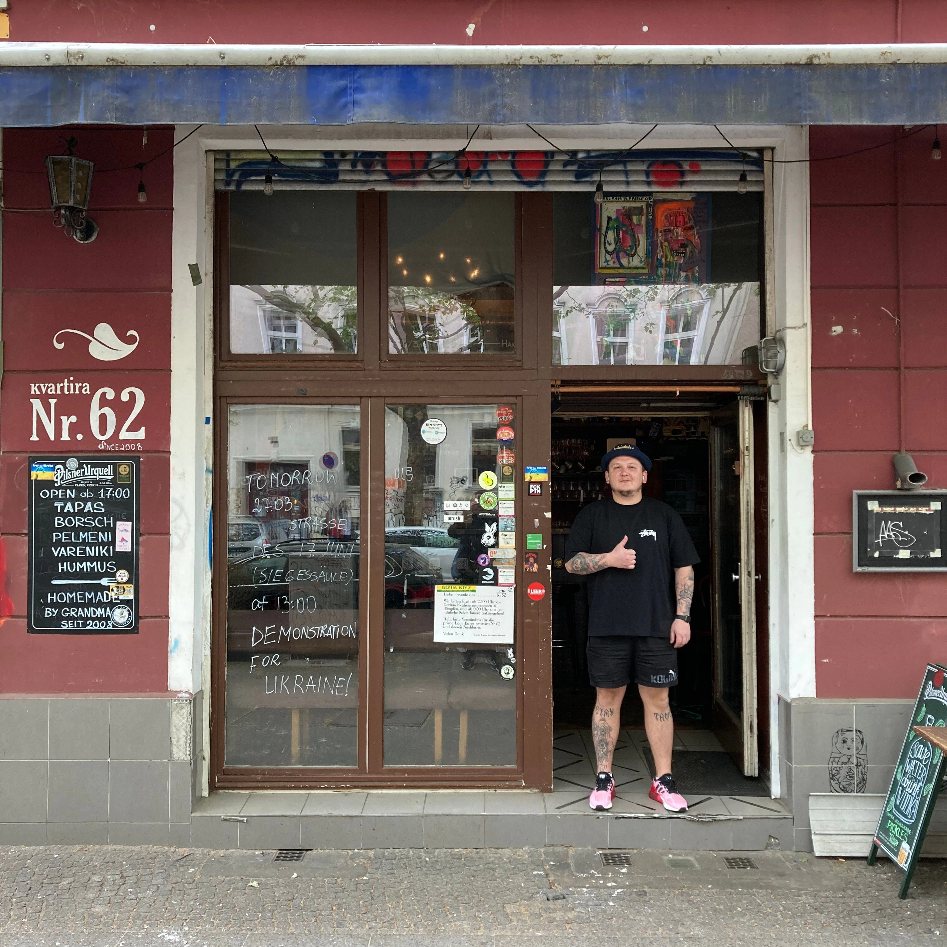 Barkeeper Artjom vor der Kvartira 62