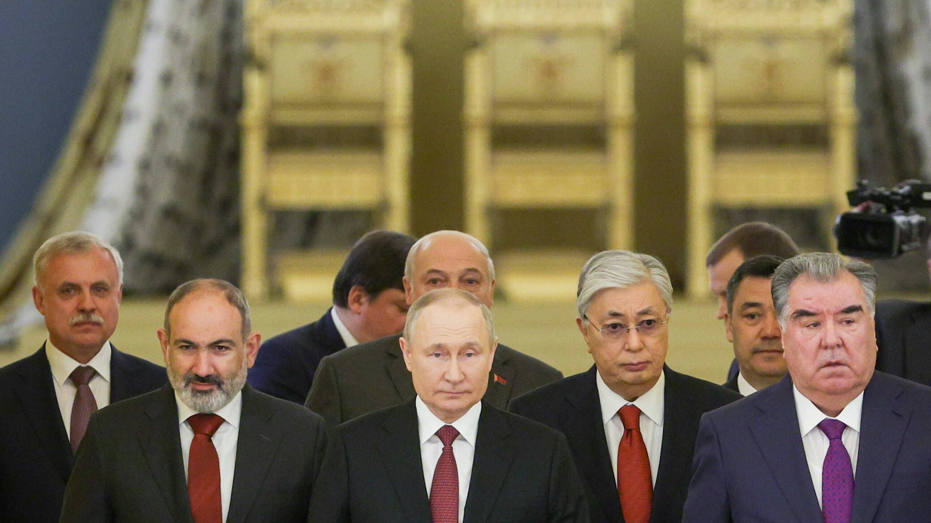 Moskau, den 17. Mai 2022. Lukaschenko steht hinter Putin auf einem Treffen der&nbsp;OVKS-Staatsanführer.