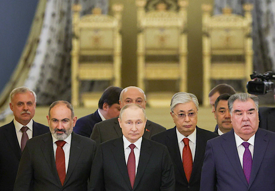 Moskau, den 17. Mai 2022. Lukaschenko steht hinter Putin auf einem Treffen der&nbsp;OVKS-Staatsanführer.