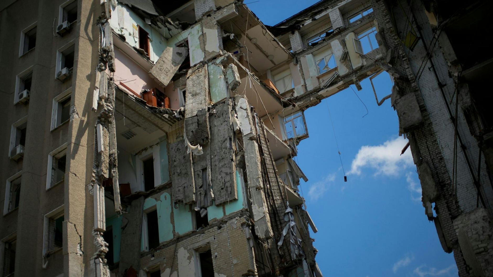 Trümmerteile hängen am Sitz der Regionalregierung von Mykolajiw, der bei einem russischen Angriff schwer beschädigt wurde.