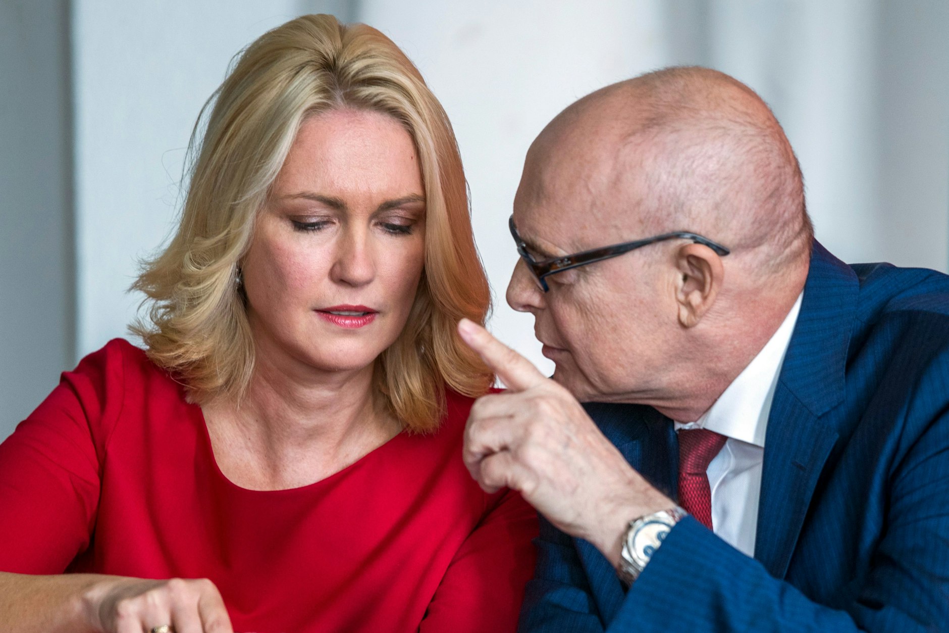 Das war 2017: Mecklenburg-Vorpommerns Ministerpräsident Erwin Sellering spricht beim SPD-Parteitag mit seiner Nachfolgerin Manuela Schwesig (beide SPD). Mittlerweile herrscht Funkstille.