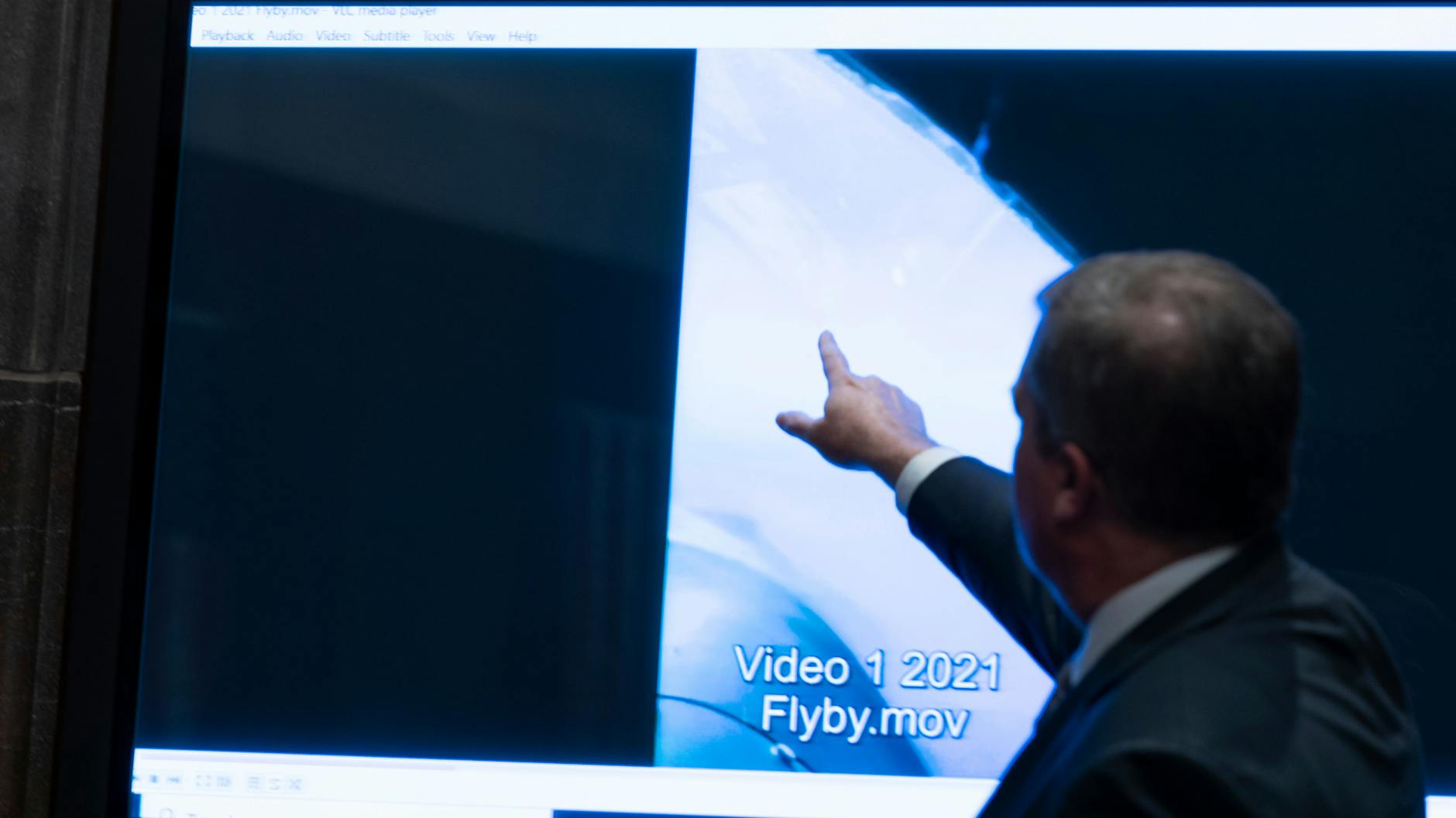 Scott Bray, Vizedirektor des Marine-Geheimdienstes (ONI), zeigt während einer Anhörung eines Ausschusses für Spionageabwehr unidentifizierte Flugobjekten.