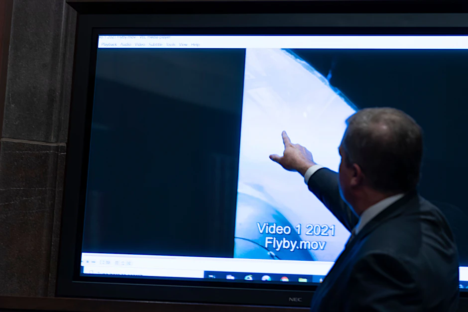 Scott Bray, Vizedirektor des Marine-Geheimdienstes (ONI), zeigt während einer Anhörung eines Ausschusses für Spionageabwehr unidentifizierte Flugobjekten.