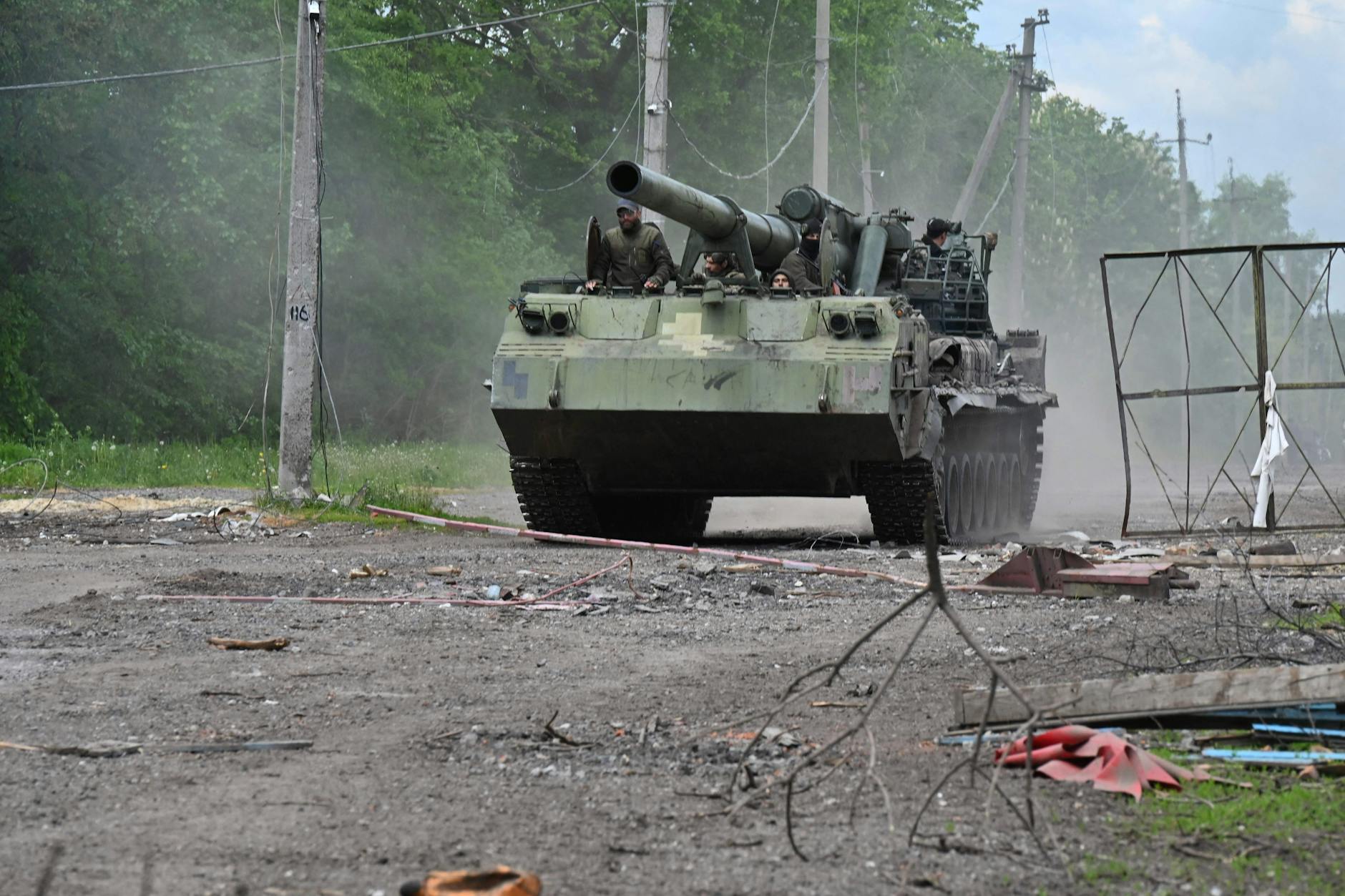 Ukrainische Truppen auf einer Straße nach Charkiw.