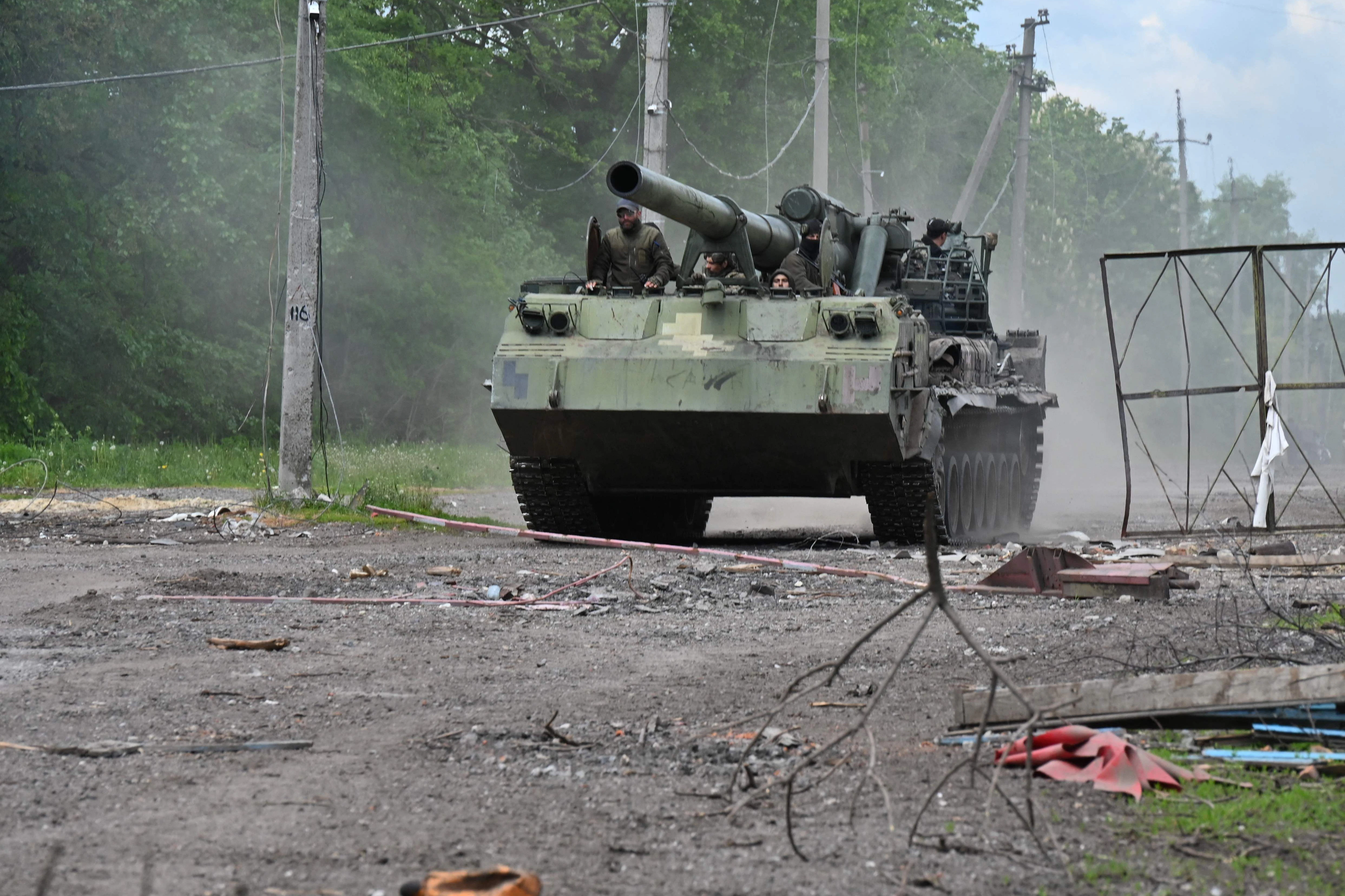 Ukrainische Truppen auf einer Straße nach Charkiw.