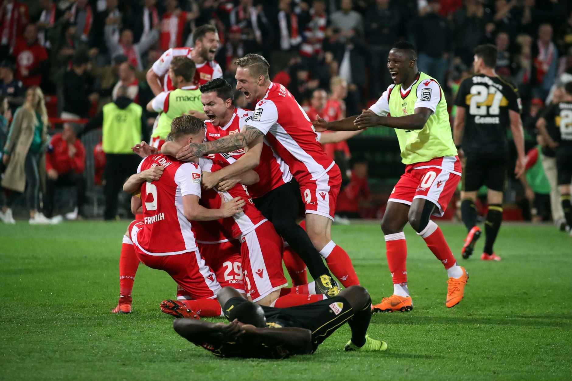 Der 1. FC Union jubelt, der VfB Stuttgart liegt am Boden. Die Eisernen waren einer von nur drei Zweitligisten, die sich in den K.-o.-Duellen gegen die Bundesligisten durchsetzen konnten.