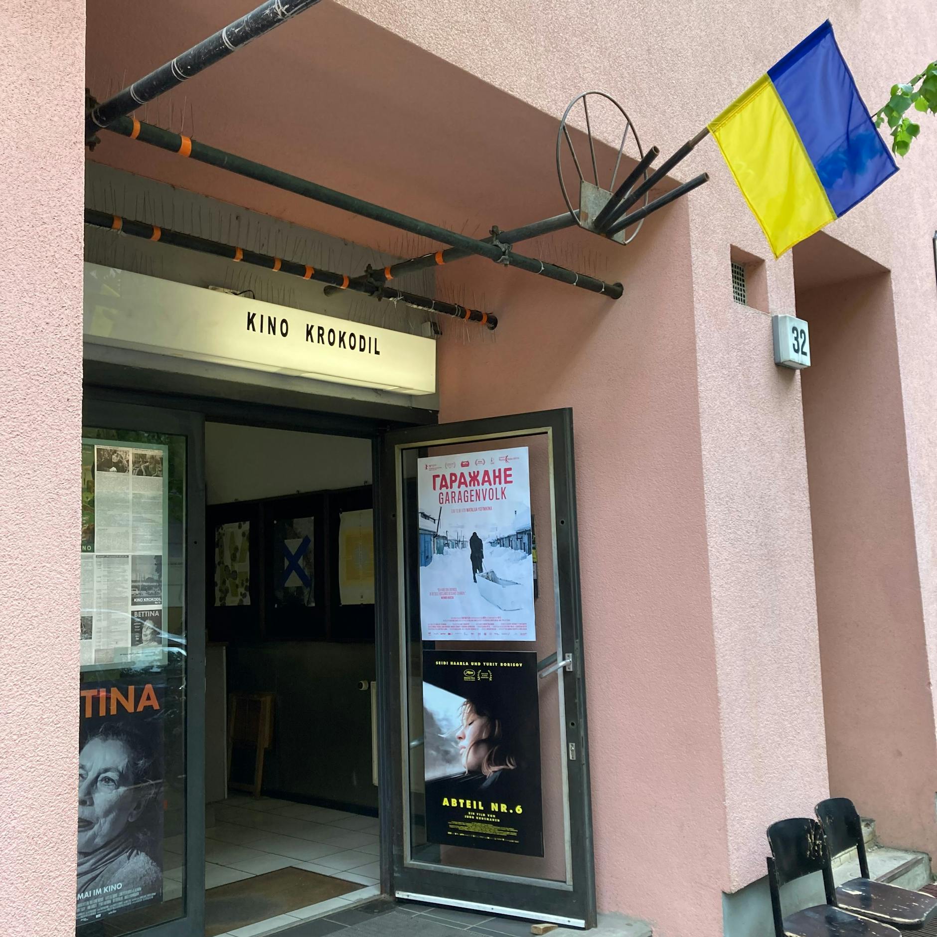 Eingang des Kino Krokodils