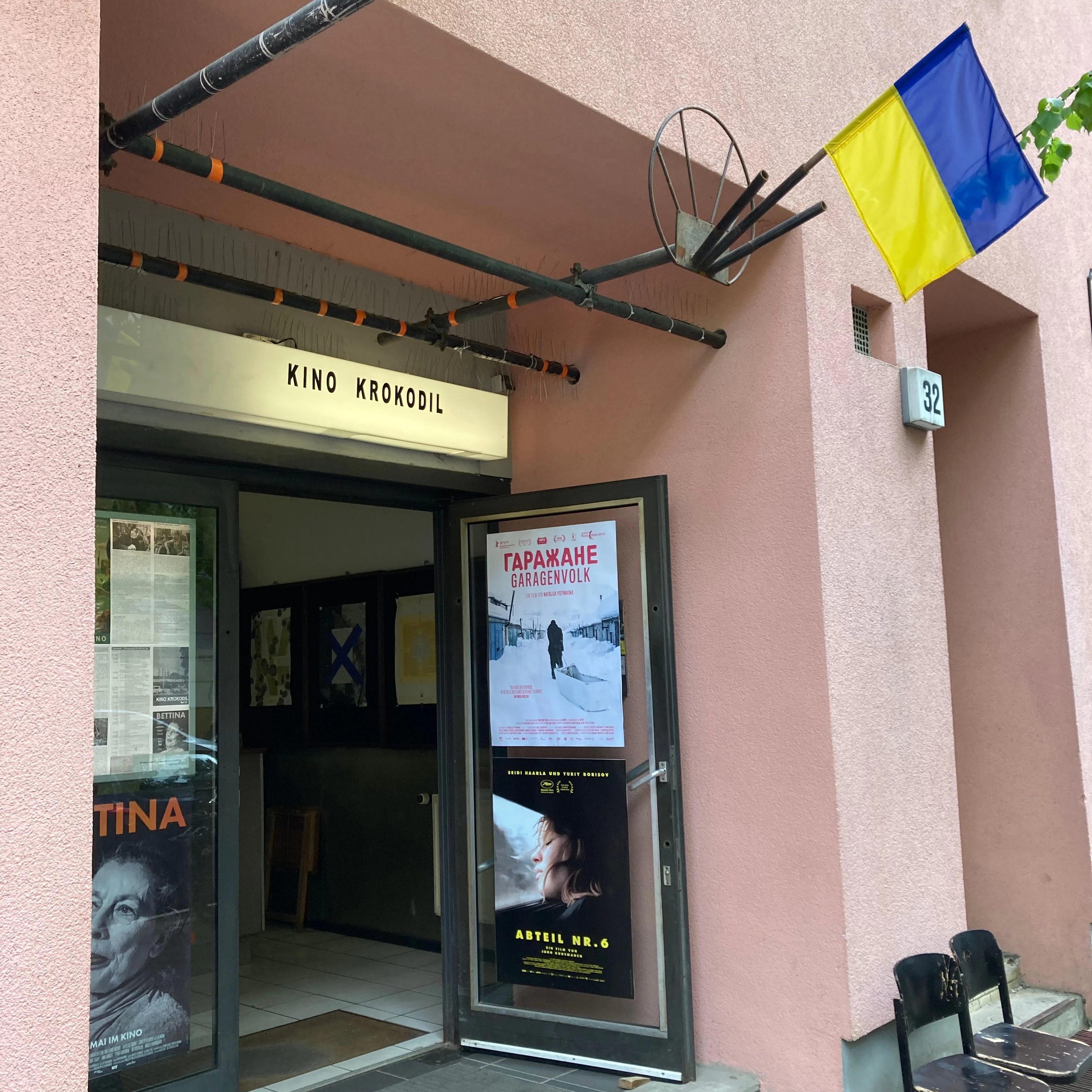 Eingang des Kino Krokodils