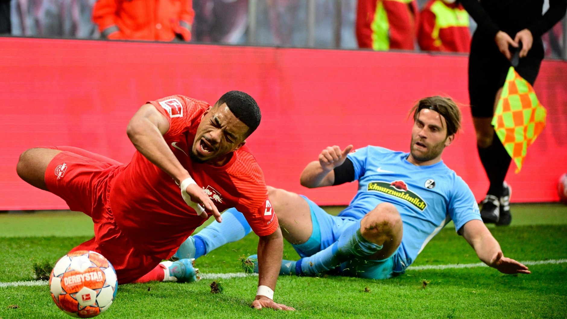 Leipzigs Verteidiger Benjamin Henrichs (l.) und Freiburgs Stürmer Lucas Höler im Zweikampf.
