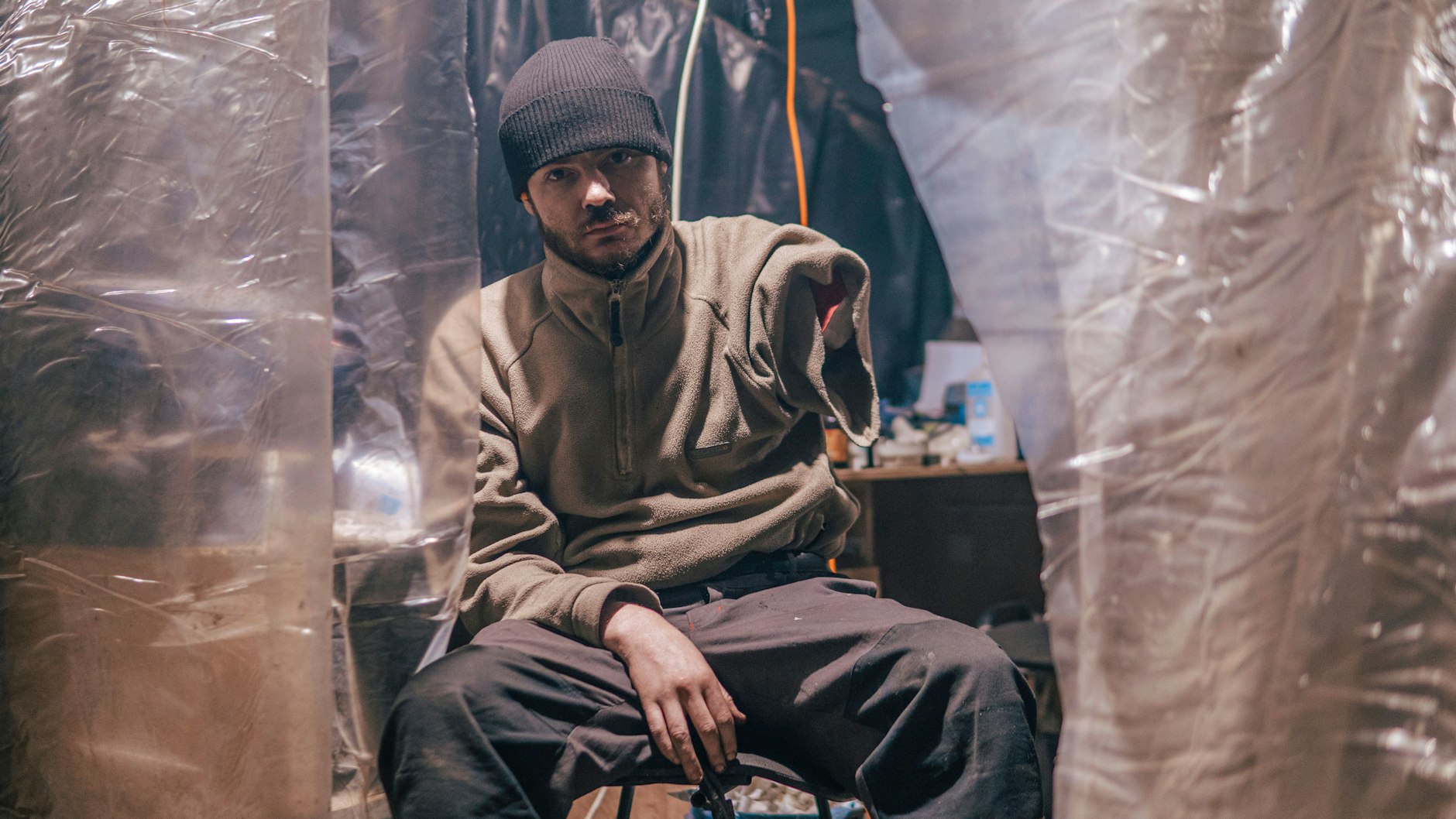 Vor einer Woche hatten die Verteidiger des Stahlwerks Bilder wie dieses veröffentlicht: Der Mann hat einen Arm verloren.