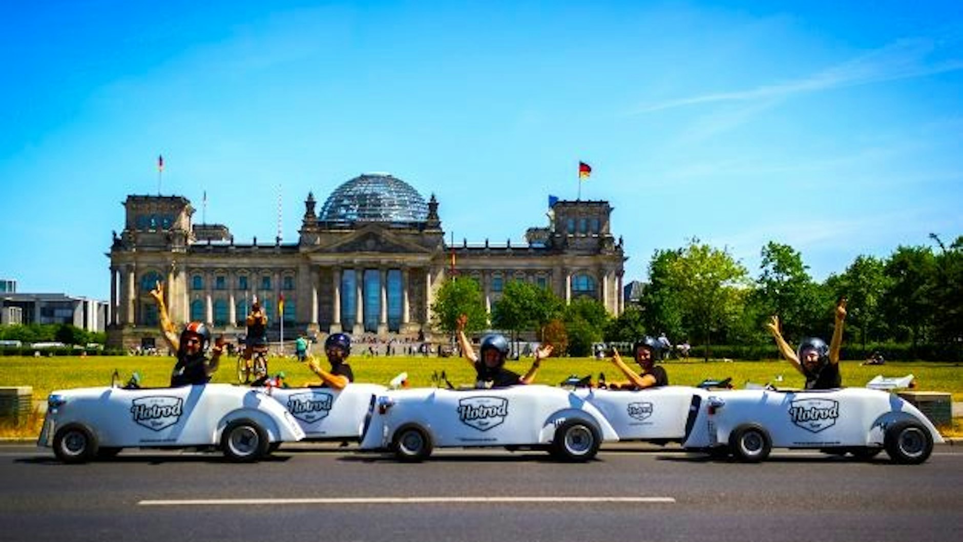 Vorbei am Reichstag und vielen anderen Sehenswürdigkeiten von Berlin ...