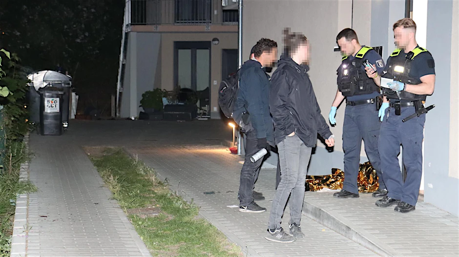Die Polizei ist in der Stienitzseestraße in Berlin-Adlershof im Einsatz. Hier ereignete sich ein blutiger Nachbarschaftsstreit.