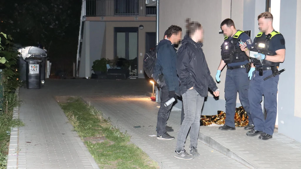 Nachbarschaftsstreit in Adlershof: Mann lebensgefährlich verletzt