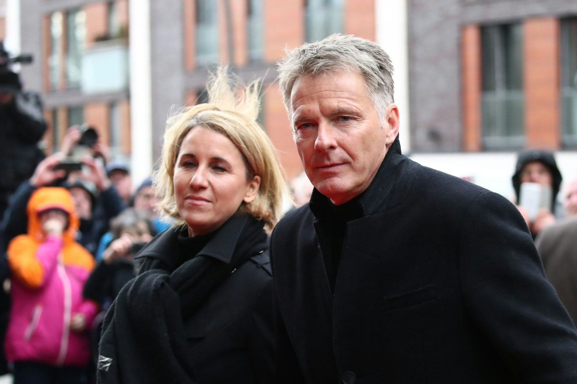 Jörg Pilawa und seine Frau Irina bei der  Trauerfeier für den Schauspieler J. Fedder. Das Paar hat sich getrennt.