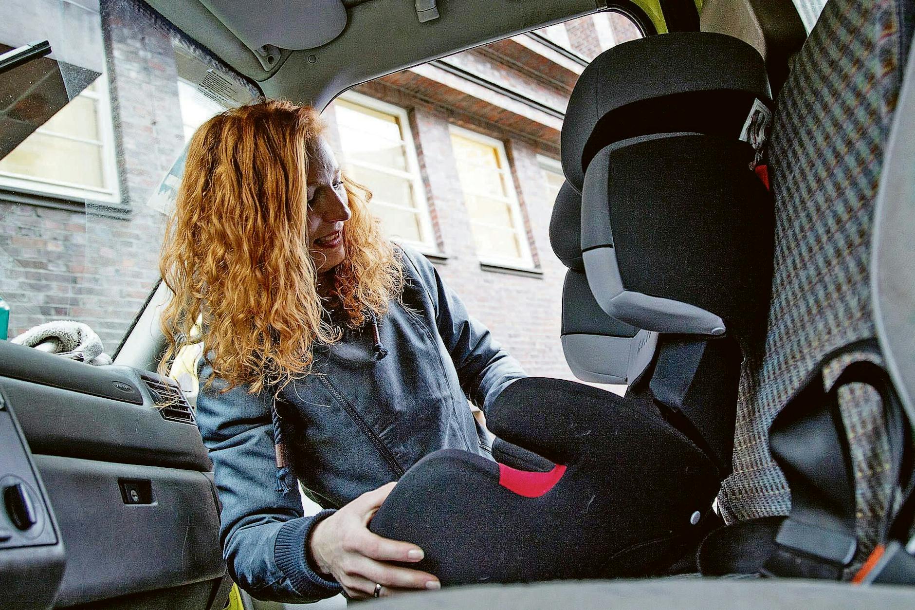 Einen passenden Kindersitz zu finden, kann für Eltern etwas komplizierter werden. Auch die Befestigung ist nicht immer einfach (Symbolbild).