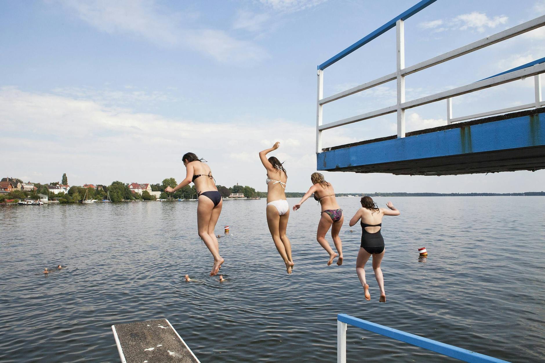 Wer traut sich: Hinein in den erfrischenden, 18 Grad kühlen Müggelsee.