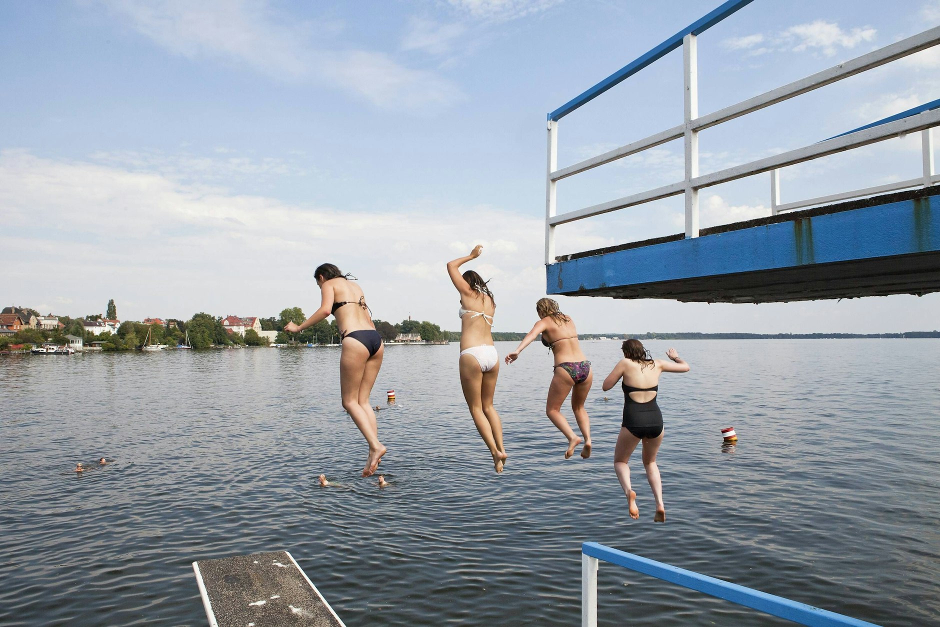 Wer traut sich: Hinein in den erfrischenden, 18 Grad kühlen Müggelsee.