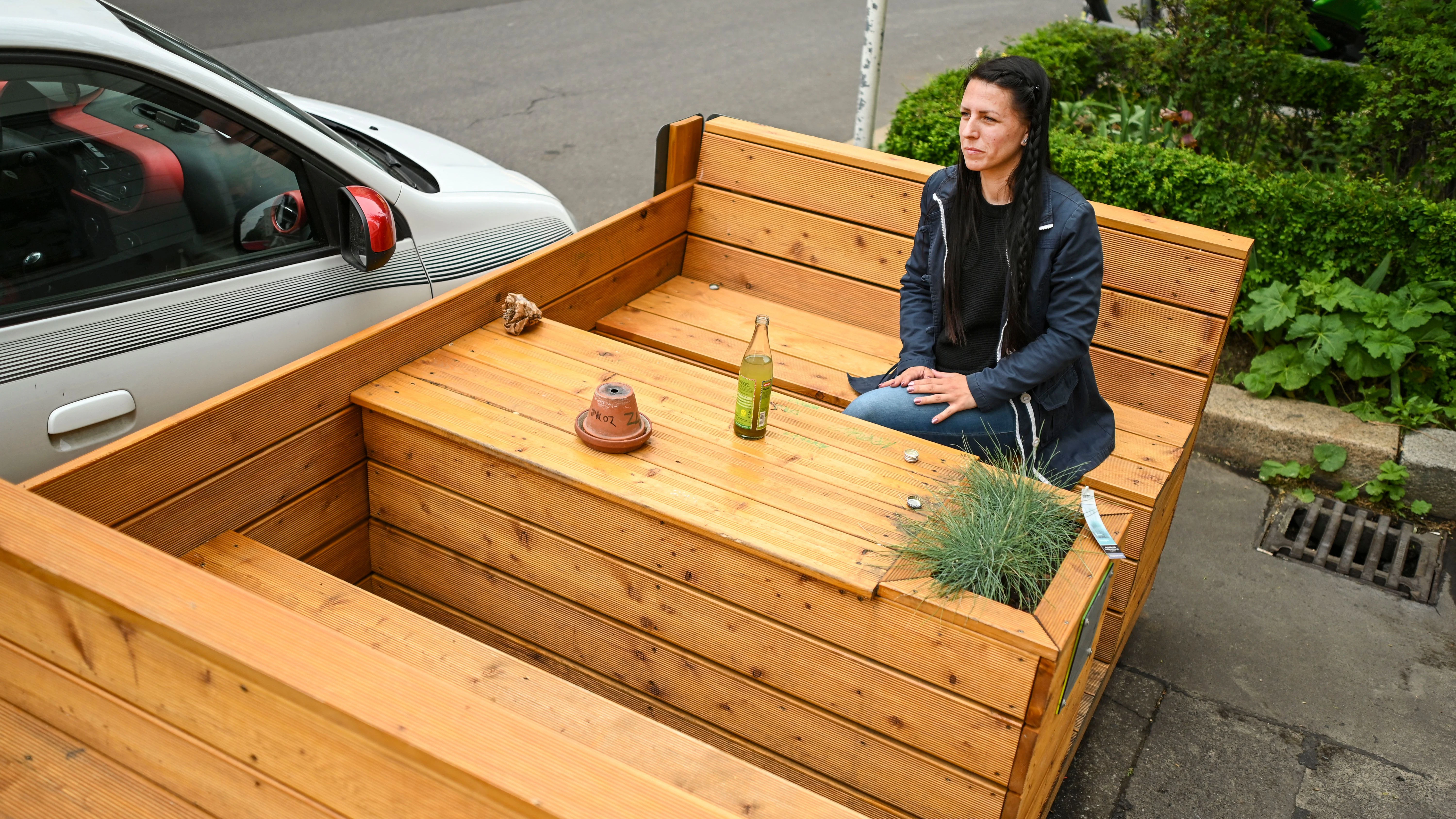 In der Straßmannstraße wurde das Parklet gleich von einem Smart zugeparkt. Erzieherin Sarah (33) findet den Platz nicht sonderlich gemütlich. Zu viele Autos ringsherum, sagt sie.