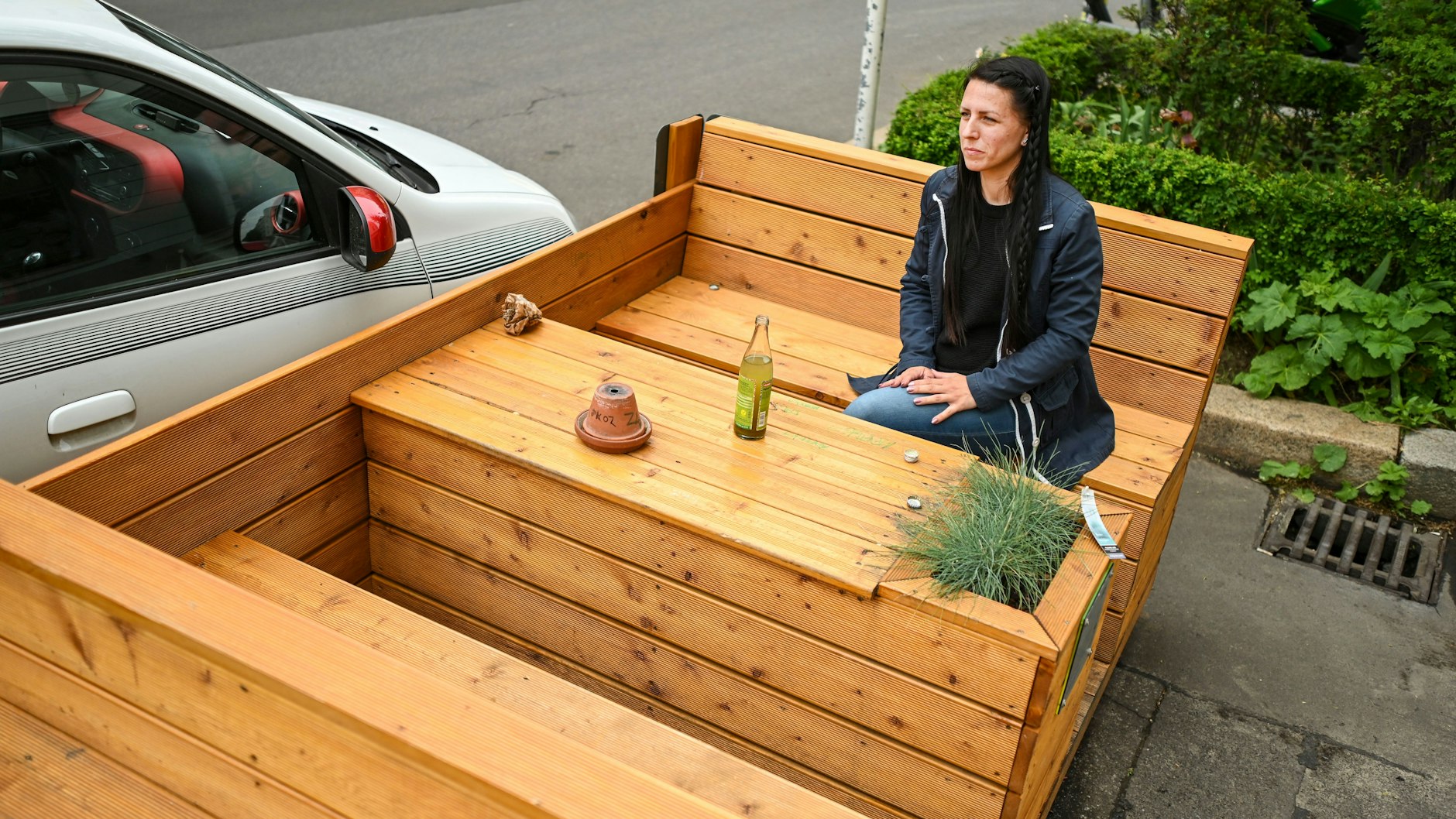 In der Straßmannstraße wurde das Parklet gleich von einem Smart zugeparkt. Erzieherin Sarah (33) findet den Platz nicht sonderlich gemütlich. Zu viele Autos ringsherum, sagt sie.