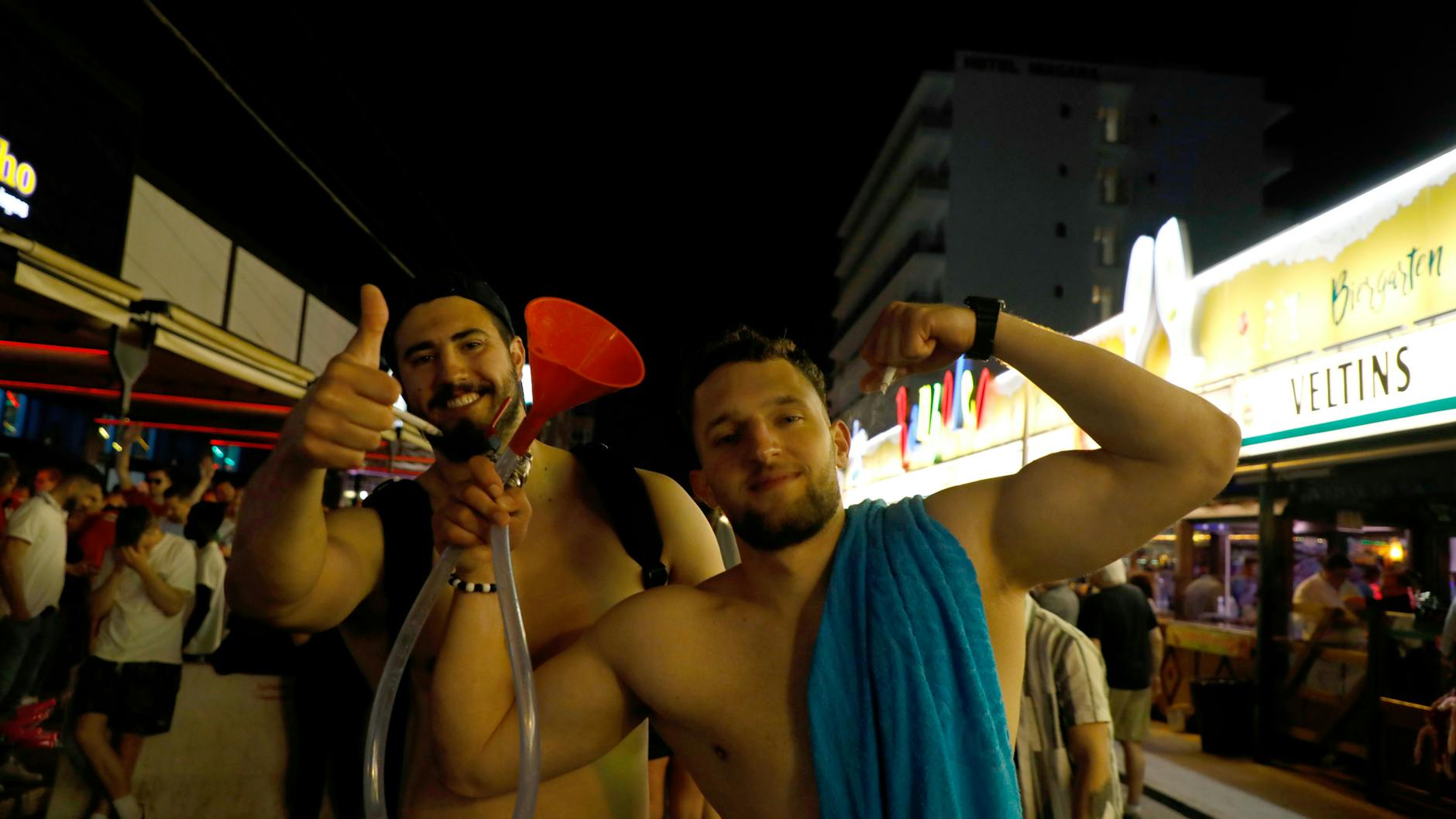 Stefen und Philipp aus Zürich posieren in der Bierstraße am Ballermann. Der Ballermann auf Mallorca feiert sein inoffizielles 50-jähriges Jubiläum und ist immer noch für einen Absturz gut.