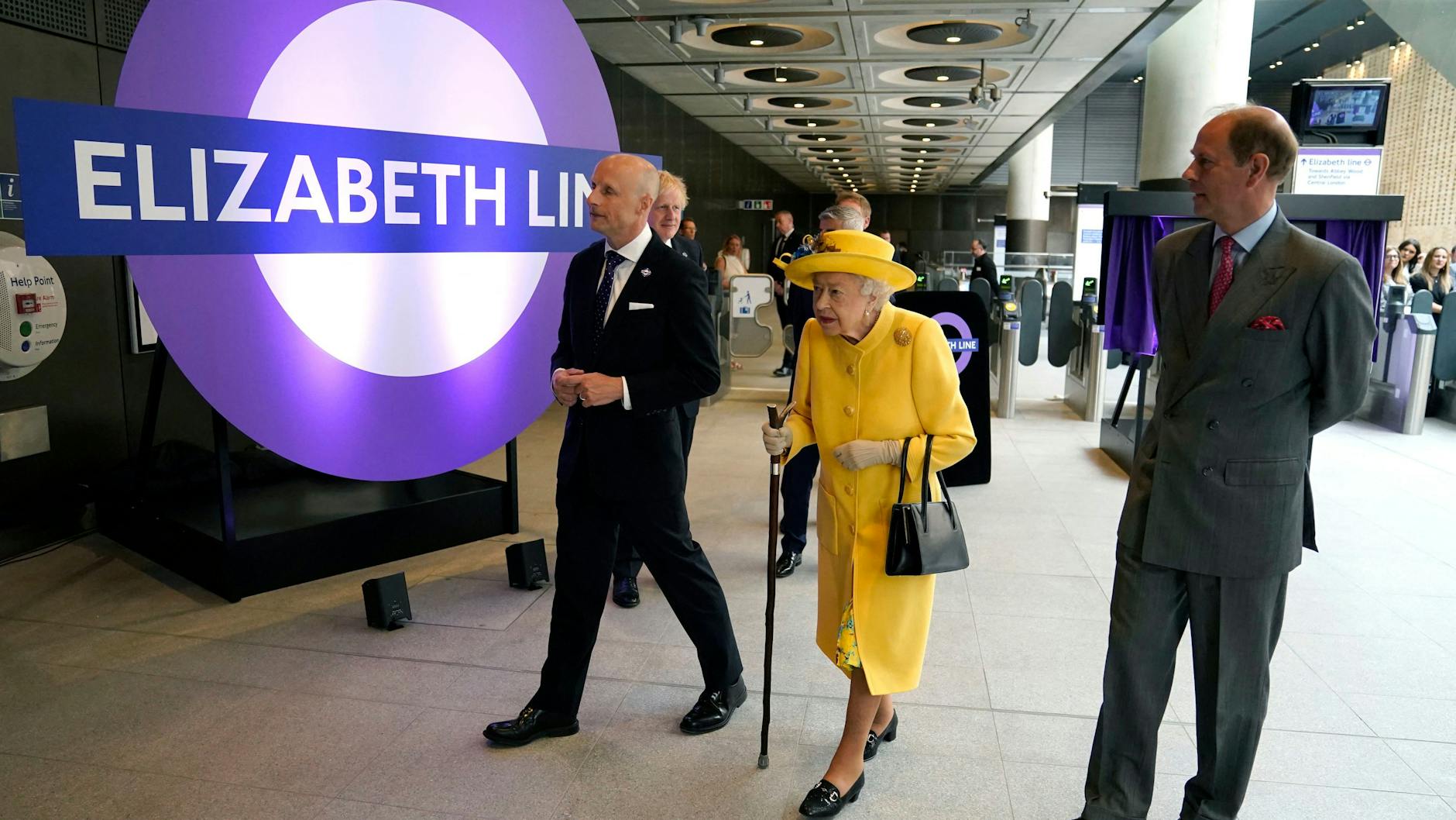 Gut zu Fuß und gut gelaunt: Queen Elizabeth in der Londoner U-Bahn.