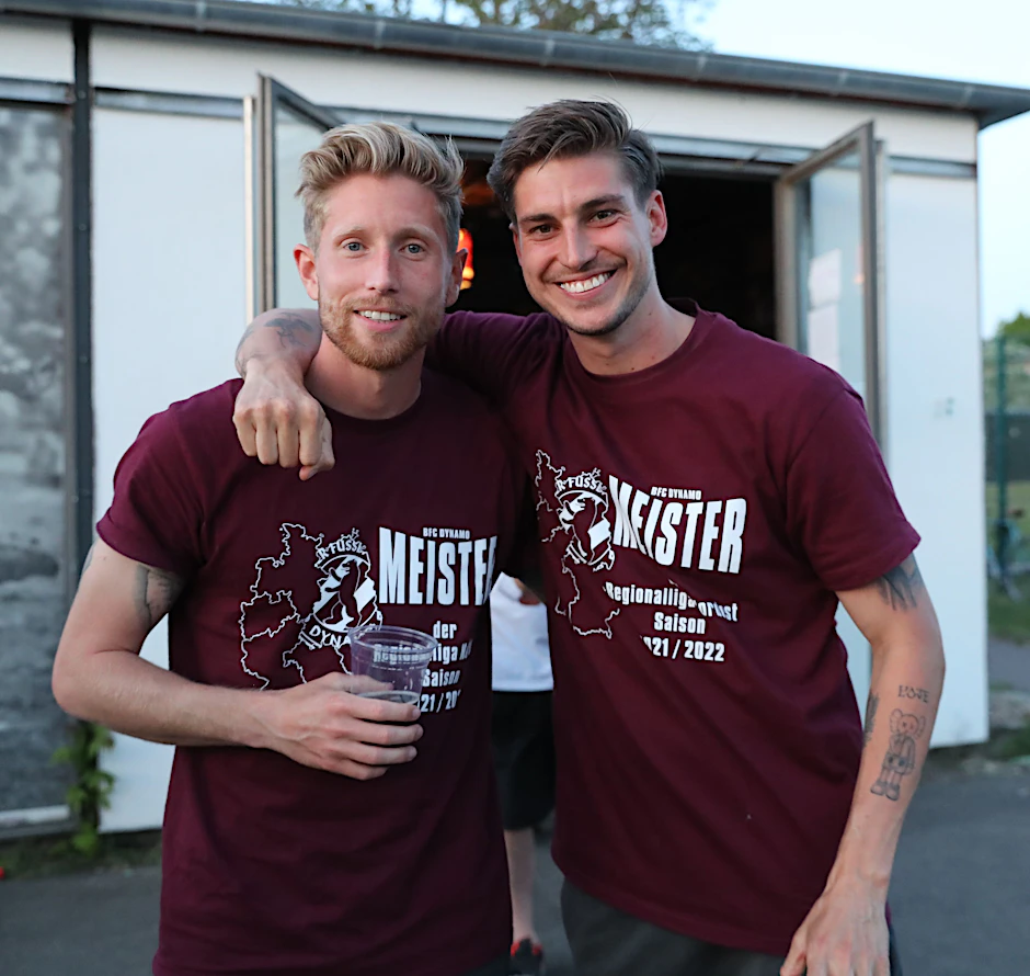 Die BFC-Kicker Sebastian Hertner (l.) und Andor Bolyki tragen das exklusive Meister-T-Shirt sichtlich mit Stolz. Jetzt kann es auch der Fan erwerben und so etwas gegen die Liquiditätslücke tun.