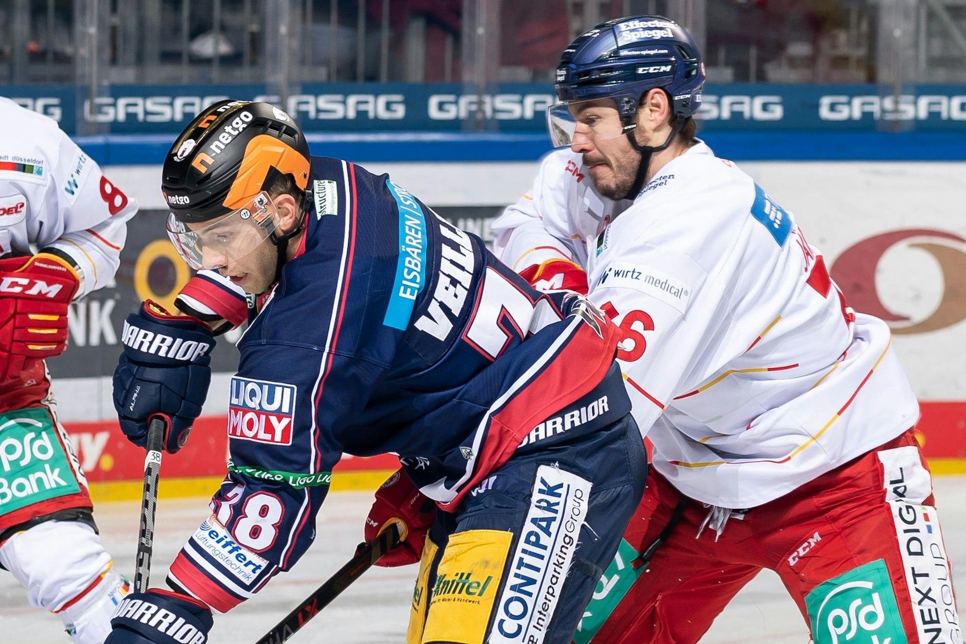 In der vergangenen Saison versuchte Marco Nowak, Eisbär Yannick Veilleux irgendwie zu stoppen, jetzt hält er ihm den Rücken frei.